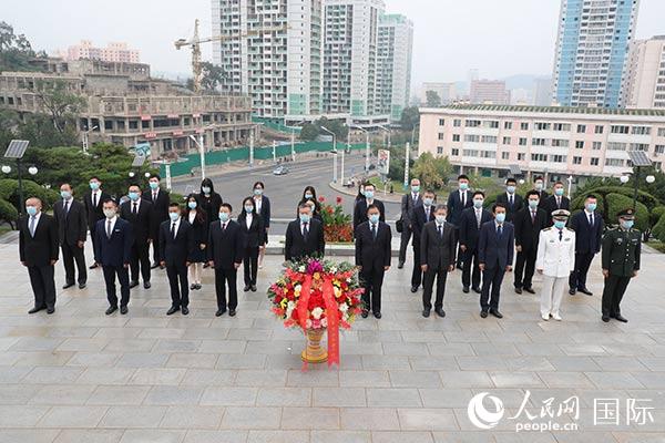 中国驻朝鲜大使馆向中朝友谊塔敬献花篮