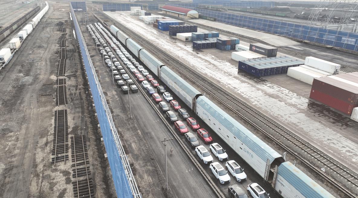 150辆一汽小型轿车在珲春铁路口岸等待装车运往俄罗斯